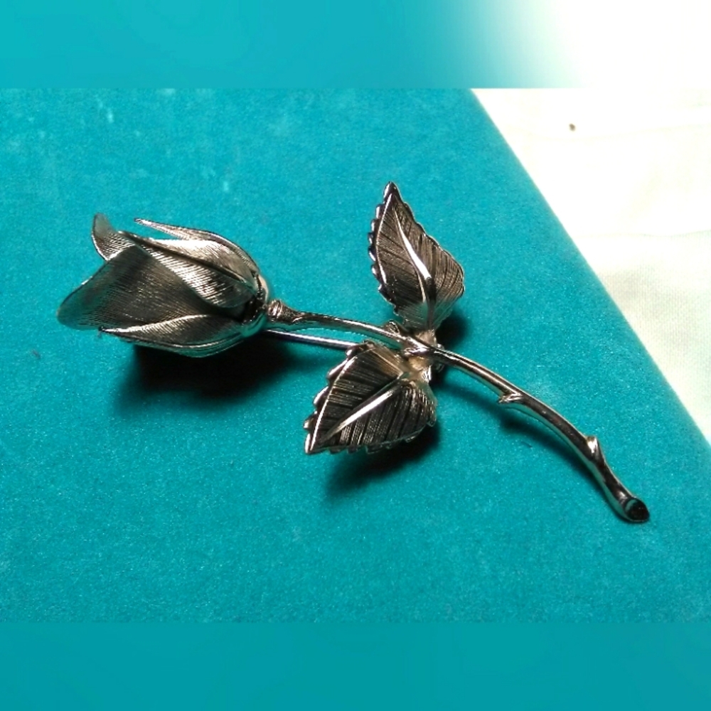 VINTAGE Silver TONE Rose Brooch (JUST BEAUTIFUL MADE W/ PETAL & LEAF DETAILS)